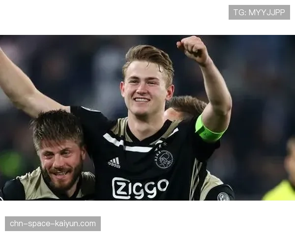 伤病速递：拜仁慕尼黑官方确认，德里赫特左膝内侧副韧带扭伤