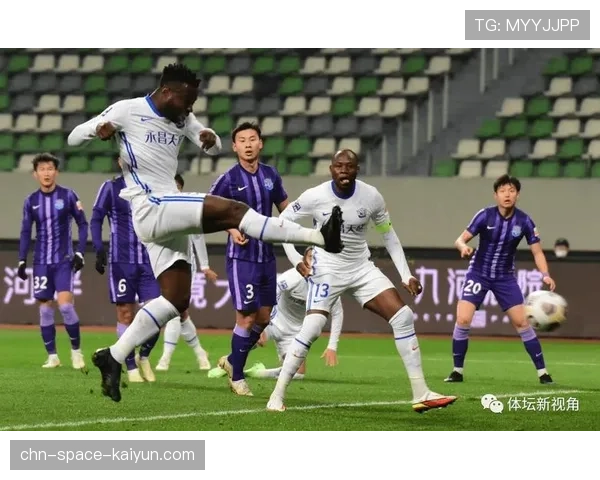 终场哨响，为保级苦战的老将阿什利-扬瘫坐草皮